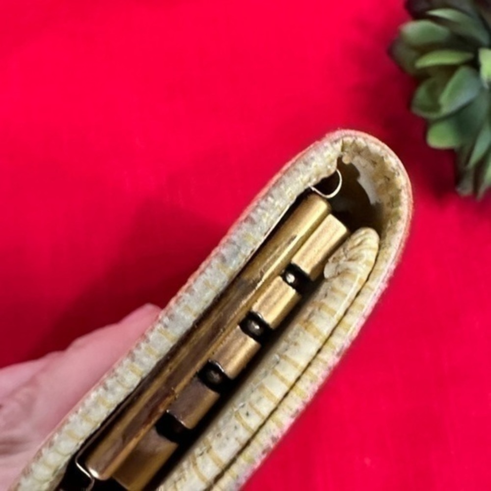 AUTHENTICATED Louis Vuitton key holder. Good condition. - Picture 9 of 13